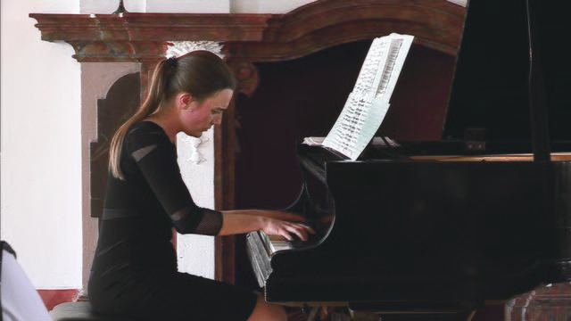 Die Pianistin Kyra Steckeweh aus Leipzig wird in Schloss Hernstein Werke von Frauen spielen.
