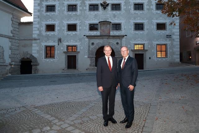 Landeshauptmann Thomas Stelzer (li.). und Bürgermeister Gerald Hackl vor dem neu renovierten Innerberger Stadel in Steyr. | Foto: Land OÖ