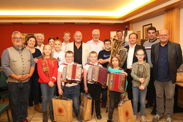 „Volksmusik erLeben“ – Angebot für Schüler und Lehrer
v. l. n. r.: Franz Höller, Ingrid Freytag, Reinhard Siska, Katja Hammer, Marie Freytag, Reinhard Gusenbauer, Alois Schroll, Alfred Luger, Fabian Hammer, Alois Seiringer, Erich Faffelberger, Bernhard Thain, Thomas Steinkellner mit den Nachwuchskünstlern Iris Nagl, Franz und Fabian Loibl, Fabian Hammer, Miriam Ramel, Clara Döller | Foto: Musikschule Donauklang/Luger