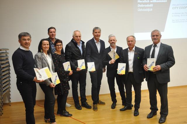 Das Konzept "Flussnatur an der Raab" in Hohenbrugg stellte Fehrings Bürgermeister Johann Winkelmaier (4.v.r.) u.a. mit LAbg. Franz Fartek (l.), Feldbachs Bürgermeister Josef Ober (2.v.r.) und Bürgermeister Laszló Horváth (r.) von Lenti in Ungarn (v.l.) vor. Im ehemaligen Gemeindeamt von Hohenbrugg zieht das Raab-Kompetenzzentrum ein.