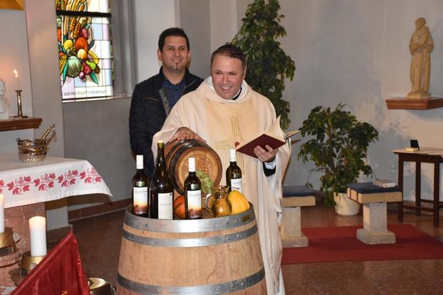 Militärpfarrer Alexander Wessely segnete den Neusiedler Wein.  | Foto: Renghofer