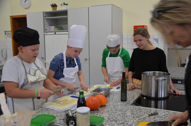 Geradezu professionell bereiten die Schüler das dreigängige Menü vor