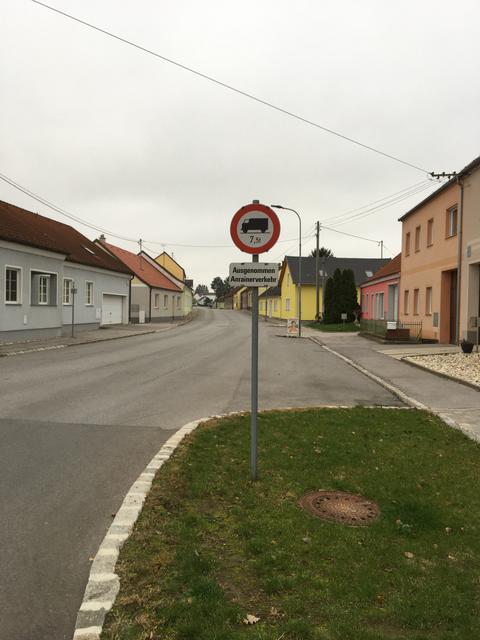 Das Fahrverbot für Lkws über 7,5 Tonnen wird oft ignoriert. | Foto: Schneider