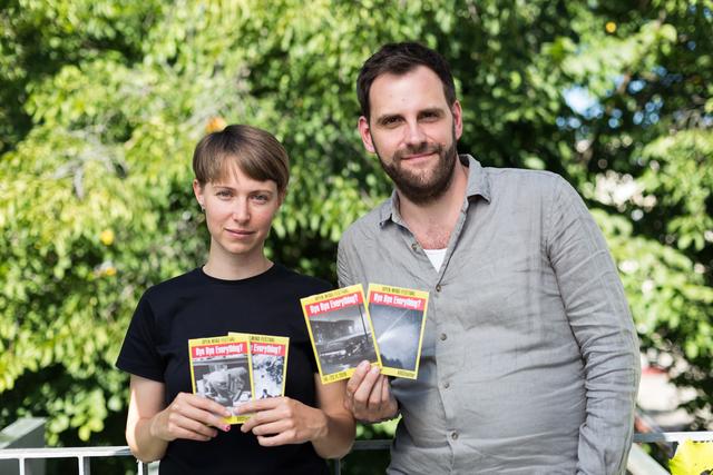 Die beiden Kuratoren Theresa Seraphin und Sebastian Linz mit den Programmen des "Open Mind Festivals".