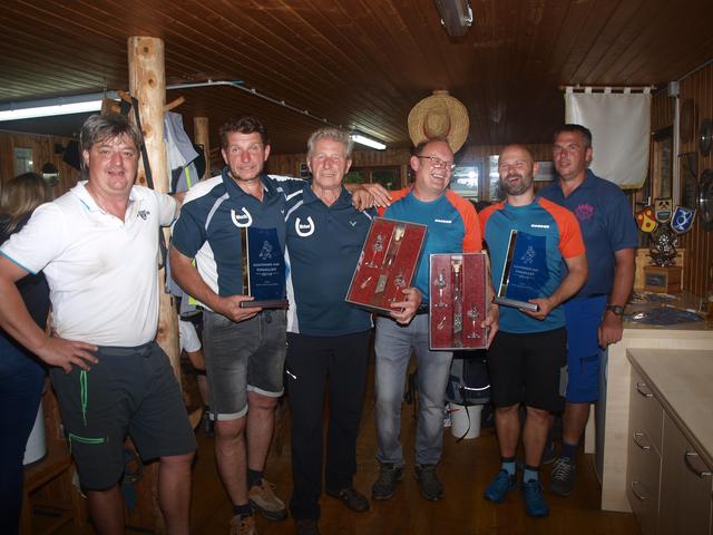 Die stolzen Sieger des Gasteiner Plattenwerfer Cupfinales mit Obmann Herbert Rudigier. | Foto: Foto:PWV