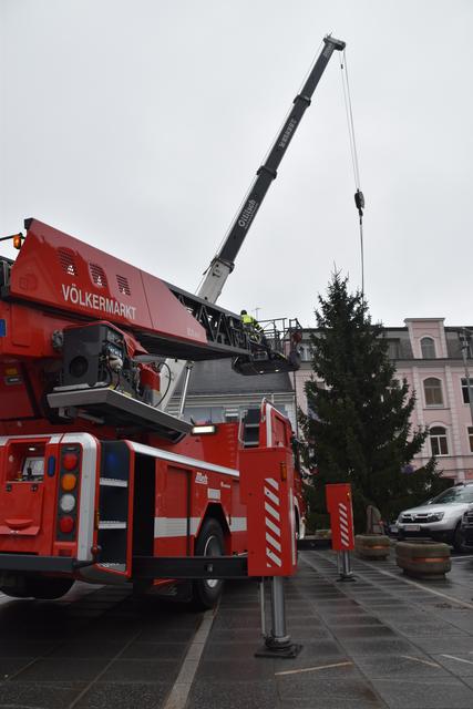Jährliches Ritual: Das Aufstellen des Christbaumes am unteren Hauptplatz | Foto: Anna Salzmann