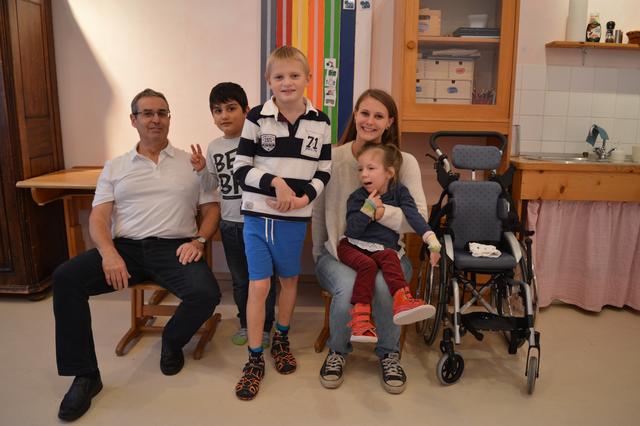 Pädagoge Bernhard Hager (l.) und Assistentin Nina Bonfert mit einigen ihrer Schützlinge.
