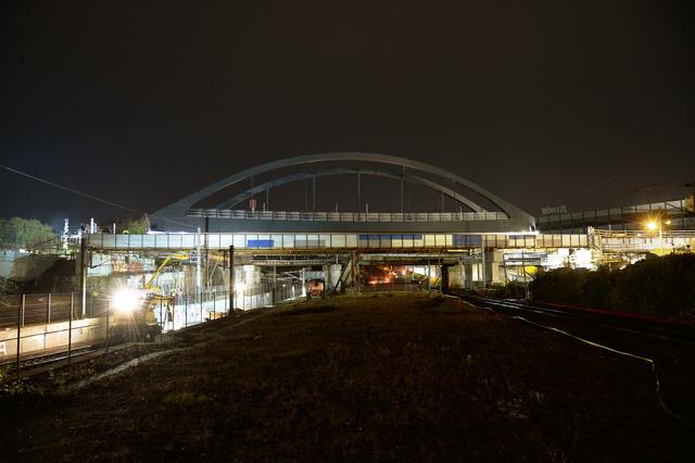 Die neue Stahlbogenbrücke über den Meidlinger Einschnitt ist bereits an ihrem Platz.