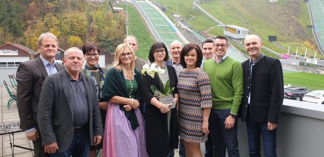Beim Parteitag wurde Kreinecker (mit Blume) zur neuen Gemeindeparteiobfrau gewählt. | Foto: OÖVP Hinzenbach