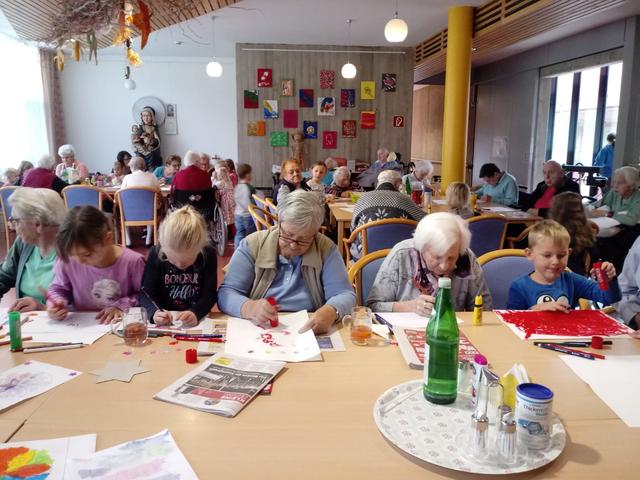 Gemeinsam wurde im Seniorenheim gebastelt. | Foto: KK