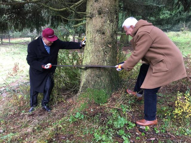 Zwei Männer und eine Säge - so präsentierten sich jetzt der Baumeister Richard Lugner (l.) und Unternehmer Alfred Riedl | Foto: privat