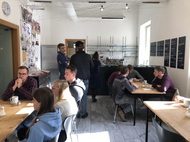 Die Cafeteria gilt als Treffpunkt der Studenten. | Foto: Schwab (2)