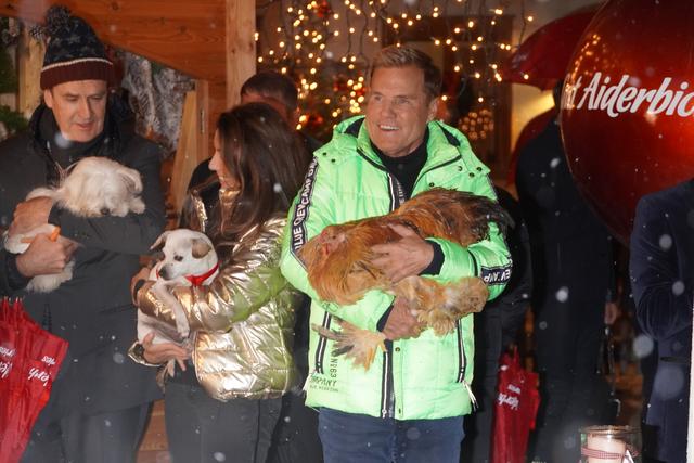Dieter Bohlen trägt den Hahn am Arm mit Würde. | Foto: Gertraud Kleemayr