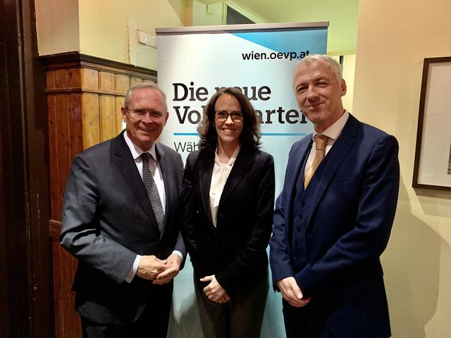 Diskutierten beim Sicherheitstammtisch: Karl Mahrer, Kasia Greco und Johannes Schreiber (v.l.). | Foto: ÖVP