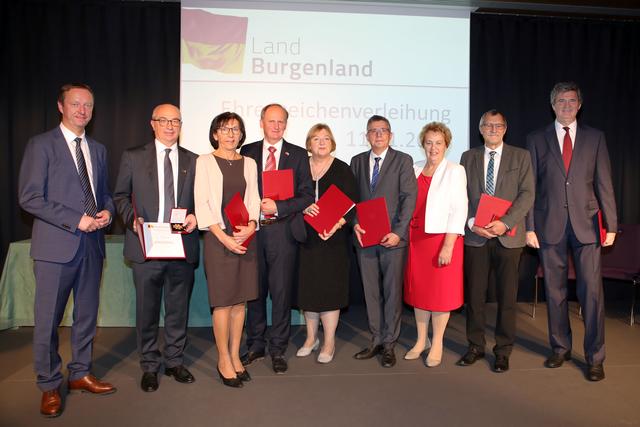  Johann Tschürtz und Verena Dunst mit den Trägern des Großen Ehrenzeichen des Landes  | Foto: LMS