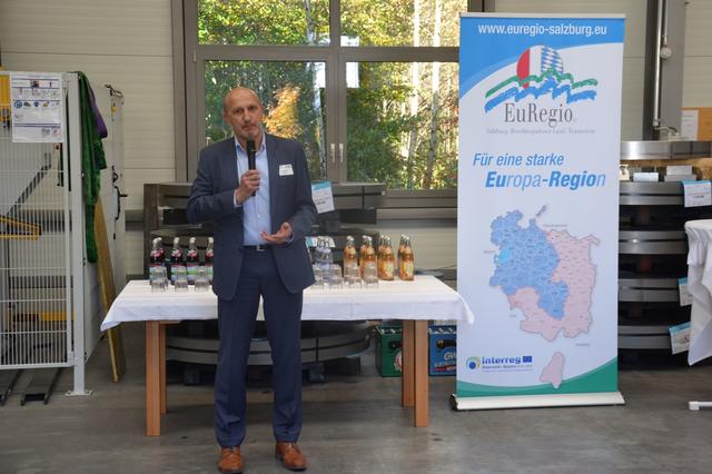 Geschäftsführer Jens Maceiczyk begrüßte Salzburger und Bayern beim Unternehmensbesuch.