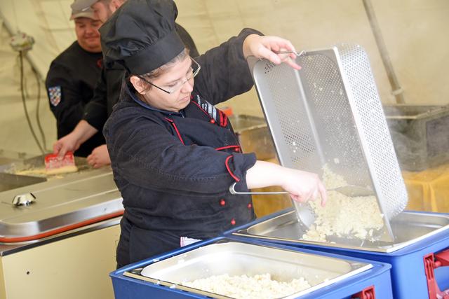 Frische und gute Spätzle machen – für hundert Leute.