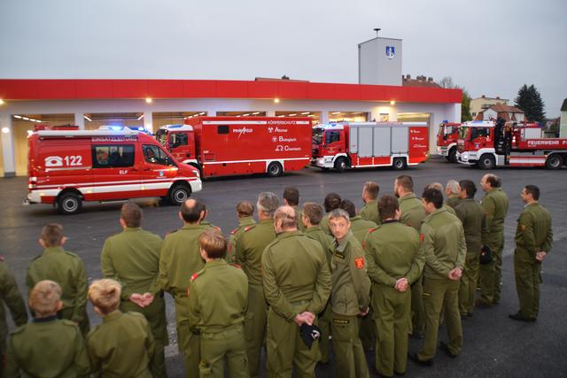 Der Fuhrpark zog vor versammelter Mannschaft ein.