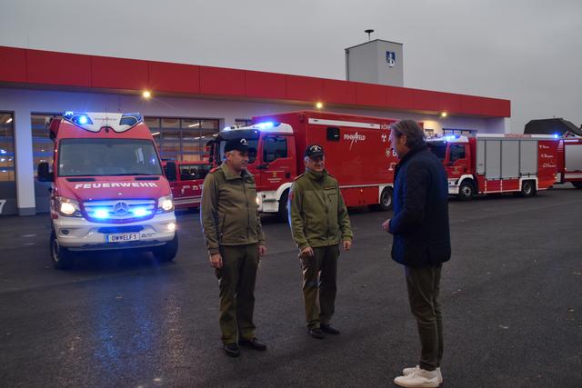 Feuerwehrkommandant Kurt Tripamer und Stellvertreter Christian Ulreich nehmen den Schlüssel von Bürgermeister Maczek entgegen.