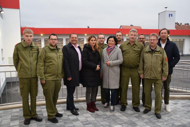 Vertreter aus Politik und Wirtschaft gratulierten der Feuerwehrmannschaft.