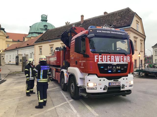 Die Feuerwehr Klosterneuburg versetzte ein Auto, das am Rathausplatz im Halteverbot stand. | Foto: FF Klosterneuburg
