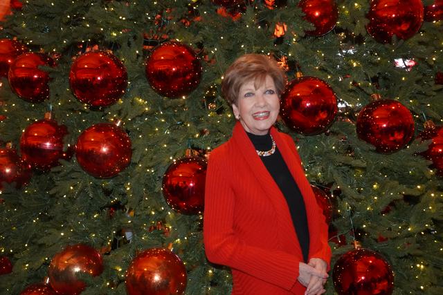 Carolin Reiber vor dem Christbaum. | Foto: Gertraud Kleemayr