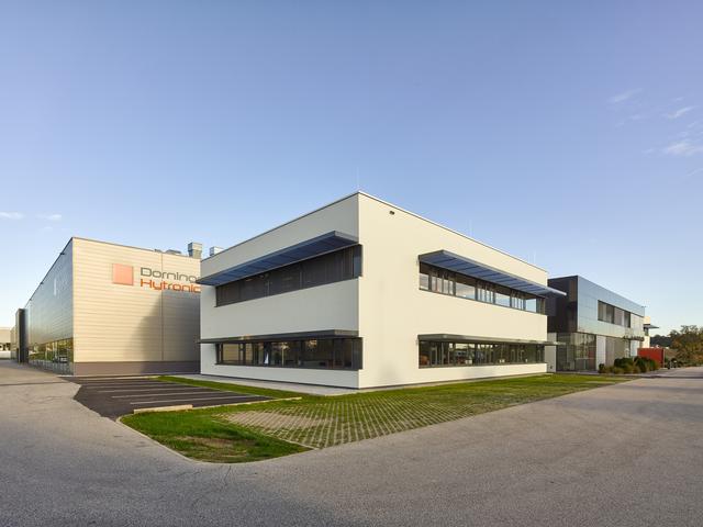 Der Dorninger Firmensitz bildet ein architektonisch stimmiges Gebäudeensemble.
  | Foto: Peneder/Kurt Hörbst