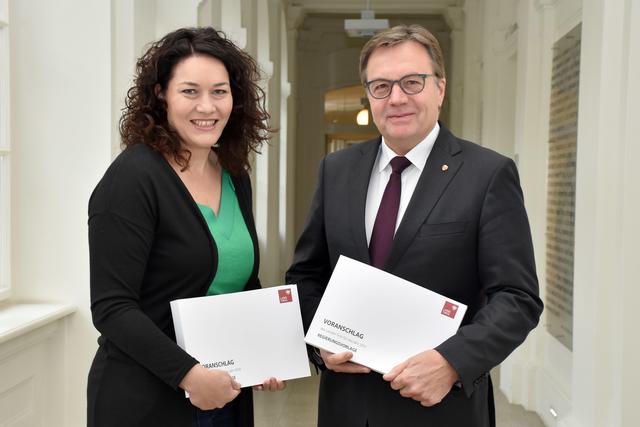 LH Günther Platter und LHStvin Ingrid Felipe präsentierten das Doppelbudget 2020/2021. | Foto: Land Tirol/Sidon