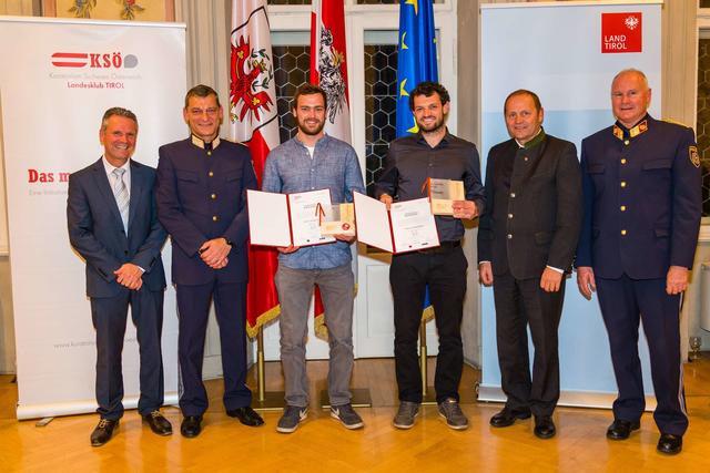 Stefan und Markus Wimpissinger aus Wörgl hielten einen Sprayer fest. | Foto: LPD Tirol/Viehweider