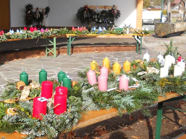 Am Samstag, 23. November gibt es ab 14 Uhr beim Kranzlmarkt vor dem Musikpavillon Erpfendorf viel zu kaufen und zu erleben. | Foto: Veranstalter