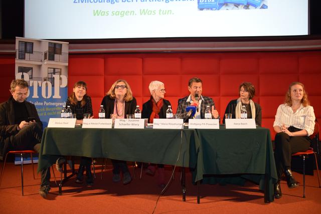 Für Zivilcourage: Alena Baich, Fiffi Pissecker, Maria Rösslhumer, Susanne Schaefer-Wiery, Nikola Furtenbach, Markus Riedl (v.r.)