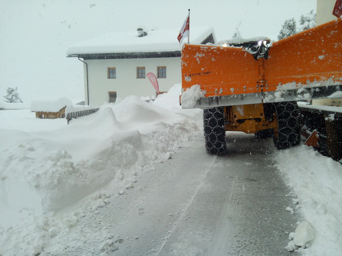 Die großen Neuschneemengen in Osttirol (hier Obertilliach) halten die Einsatzkräfte auf Trab.