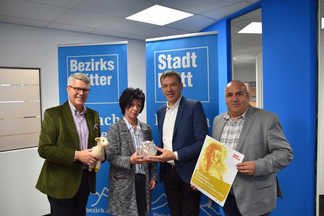 Ferdinand Neu, Uschi Klee, Bürgermeister Georg Willi und Albert Tschallener (Bezirksblätter) mit dem traditionellen Schaf, der Weihnachtskugel und dem Plakat für den Einzug 2019. | Foto: Stadtblatt