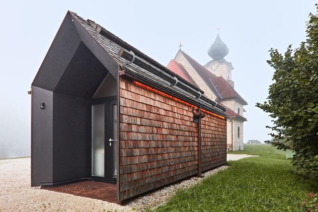 Ein ausgezeichnetes Gebäude steht neben der Kirche in Stein an der Enns. | Foto: Kreiner