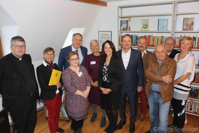 Am 12.11. wurde ein weiterer Schritt in Sachen Stadterneuerung getan. Pressbaums stadteigene Bücherei wurde feierlich eingeweiht. Pfarrer Mag. Georg Herberstein, BGM Claudia Bock, Bibliothekarin Sonja Lötsch, BGM Josef Schmidl-Haberleitner, GR Jutta Polzer, Geschäftsführerin von Treffpunkt Bibliothek Ursula Liebmann, LAbg Martin Michalitsch, GR Ing. Anton Strombach, GR Dr. Peter Großkopf, GR Günter Fahrner und StR Anna-Leena Krischel
