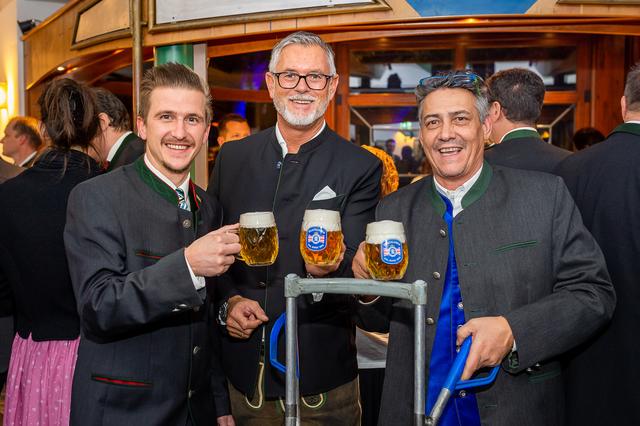 Stießen an: Philip Fürstaller, Ronald Zentner, Michael Ordelt | Foto: Foto Jörgler