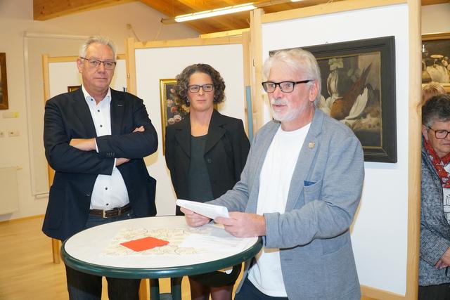 Hans Dreier, Jutta Arzl und Erich Posch (v.l.) freuen sich, dass in Weißenbach Platz für die Kunst geschaffen werden konnte.