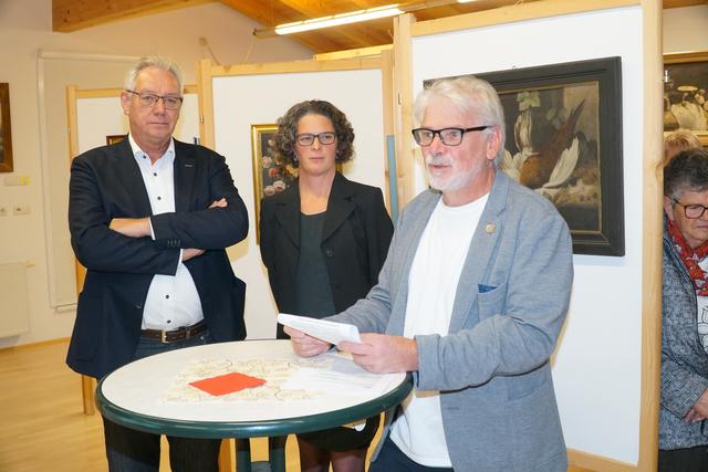 Hans Dreier, Jutta Arzl und Erich Posch (v.l.) freuen sich, dass in Weißenbach Platz für die Kunst geschaffen werden konnte. | Foto: Reichel