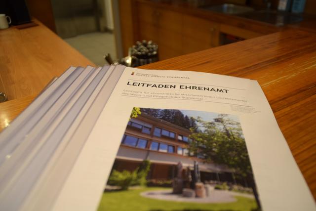 Der Leitfade Ehrenamt als Informationsbroschüre. | Foto: Siegele
