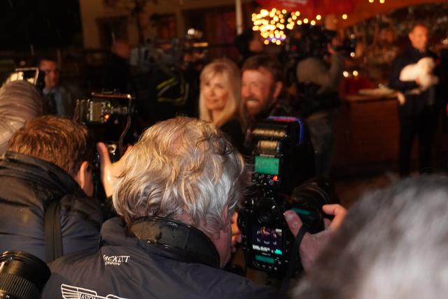 Sehr verschwommen und vage, aber er ist es: Schauspielstar Chuck Norris mit Frau.