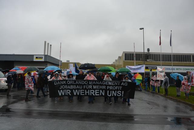 Secop-Mitarbeiter riefen zum Protest: Bei strömenden Regen zog der Demonstrationszug vom Secop-Werk in der Jahnstraße bis vor das Rathaus in Fürstenfeld.