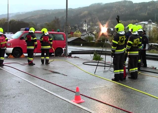 Bei der Leistungsprüfung gilt es einen angenommenen Verkehrsunfall bei Dunkelheit abzuarbeiten.