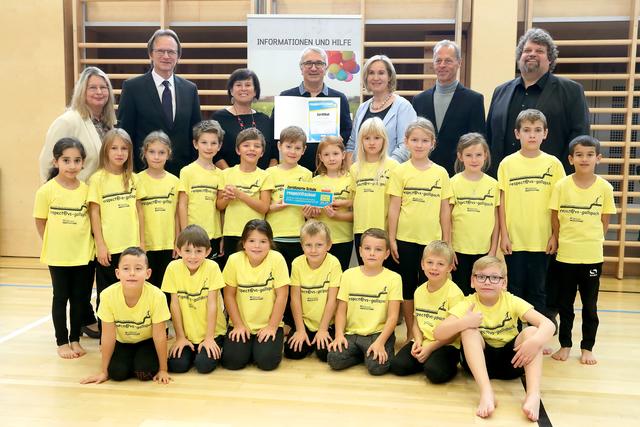 Schüler der VS Gallspach bei der Zertifikatverleihung ‚respect@school‘ mit Schulqualitätsmanagerin Doris Aflenzer, Bürgermeister Dieter Lang, Sozial-Landesrätin Birgit Gerstorfer, Volksschuldirektor Klaus Tolar, Kinder- und Jugendanwältin Christine Winkler-Kirchberger, Rupert Herzog (Kinder- und Jugendanwaltschaft), Peter Rohrmoser (Gesunde Gemeinde, 3. Reihe, v. l.) | Foto: Land OÖ/Denise Stinglmayr