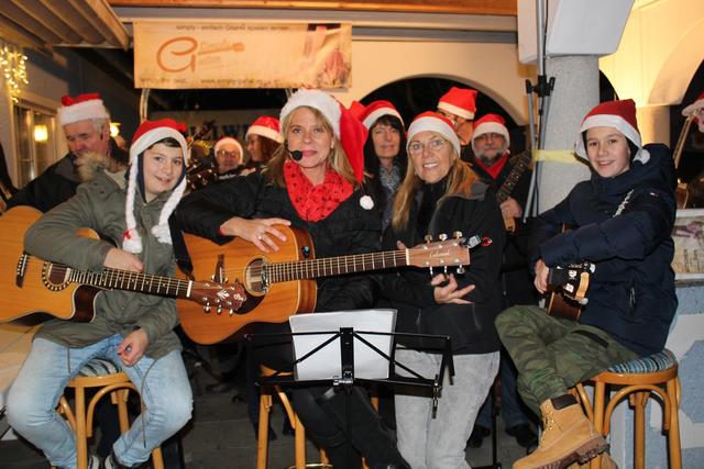 Sandra Fakler (mi) und die Gitarren-Stammtisch-Gruppe spielen heuer bei vielen Adventmärkten auf. 