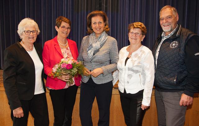 Der neue Bezirksausschuss mit Bezirksobfrau Monika Kronspieß (2.v.l.) und Landesobfrau Patrizia Zoller-Frischauf (Mitte). | Foto: Tiroler Seniorenbund