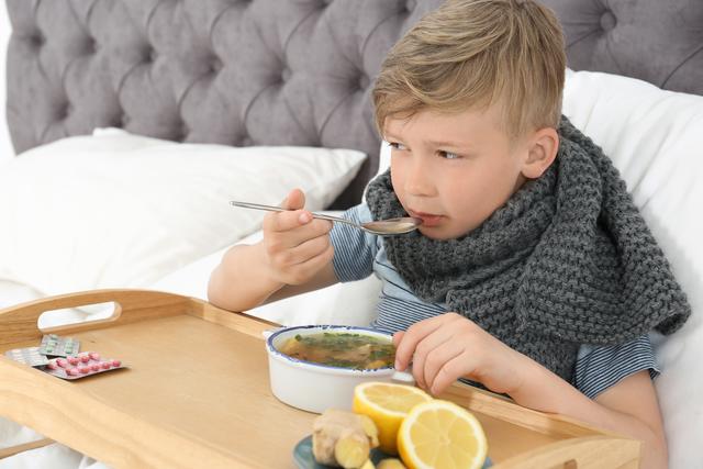 Hühnersuppe tut gut bei Erkältung. | Foto: New Africa/Shutterstock.com