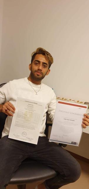 Fida zeigt sein Berufsschulzeugnis