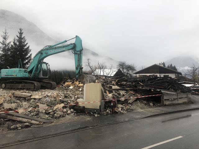 Wegen akuter Einsturzgefahr musste das Haus kontrolliert mit einem Bagger abgetragen werden