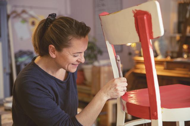 Miriam Digischer im Einsatz mit den "Annie Sloan" Farben