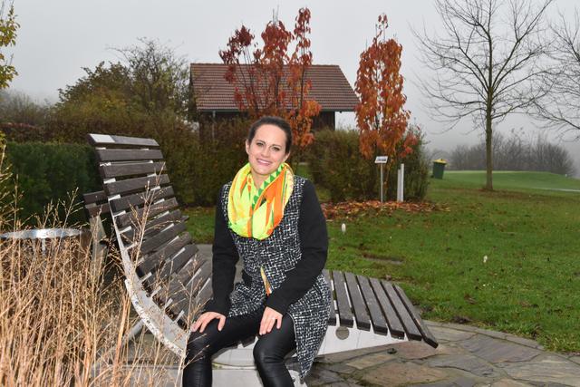 Überdimensionale Ruheliegen zum Chillen findet man am Rand des Golfplatzes in Neudauberg und am Fuß der Aussichtswarte in Burgauberg. | Foto: Martin Wurglits